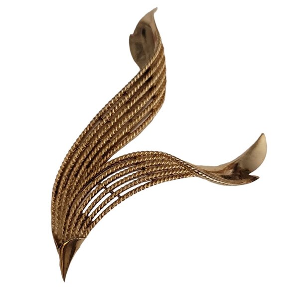 Trifari Crown Over T Gold Tone Ribbed Ribbon Brooch Pin, Signed - Picture 2 of 9